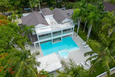 Villa Den - Thumbnail 1